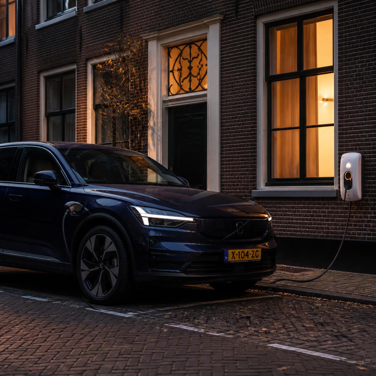 Elektrische auto die 's avonds oplaadt aan een witte wandlader bij een Nederlandse woning